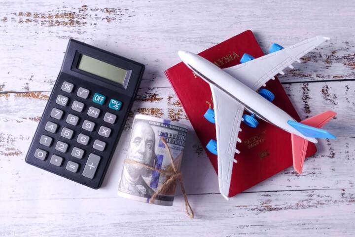 How Currency and Cards Work When Traveling