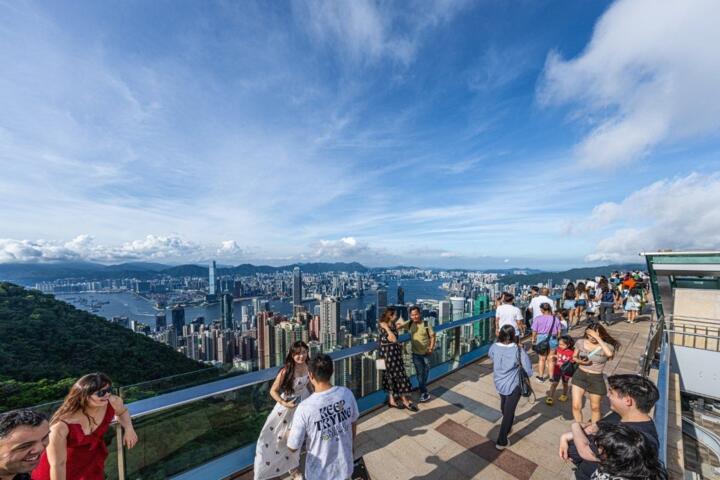 How to Plan Around Peak Tourist Hours