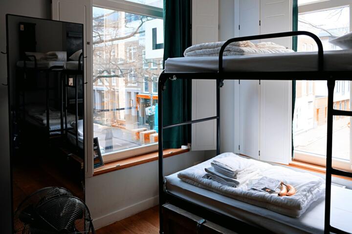 How a Hostel Differs From a Budget Hotel