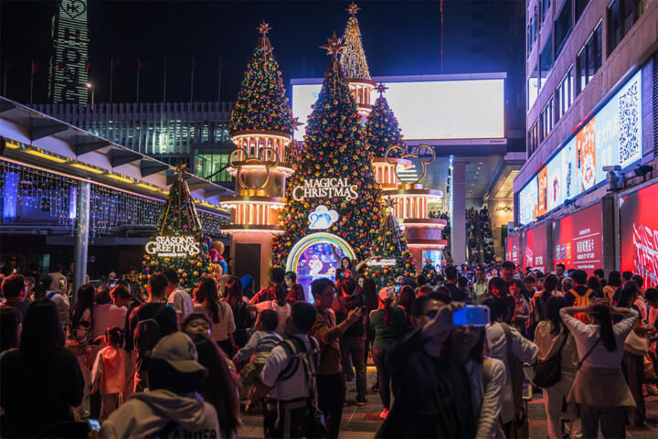 How to Plan a Trip Around Seasonal Events